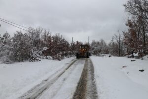 MANİSA (AA) – Manisa'da akşamdan bu yana etkili olan kar