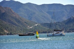 MUĞLA (AA) – Muğla'nın Marmaris ilçesinde, sörfçüler saatte 25 kilometre