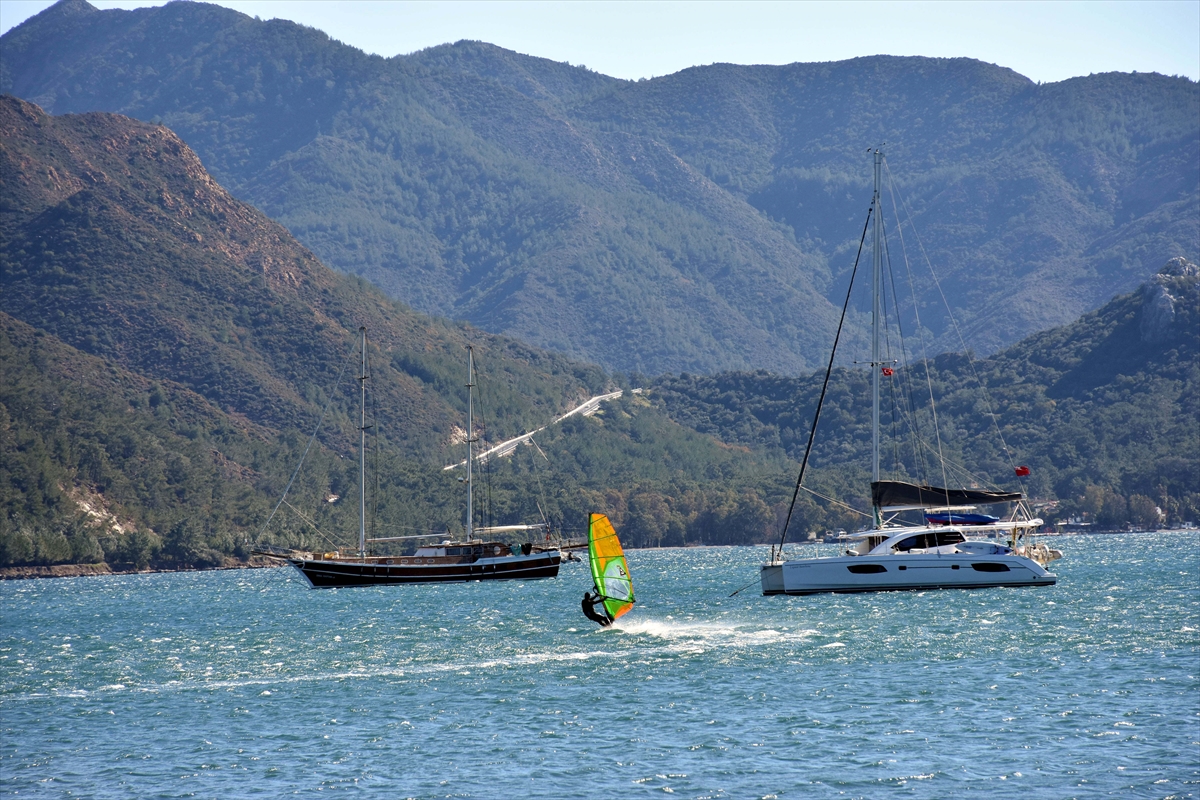 Marmaris'te adrenalin tutkunları karayelde sörf yaptı