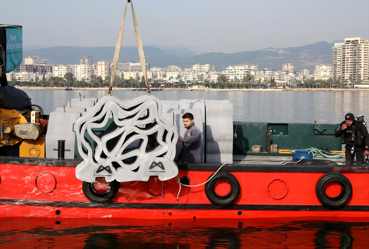 Mersin'de 14 yapay resif denize indirildi