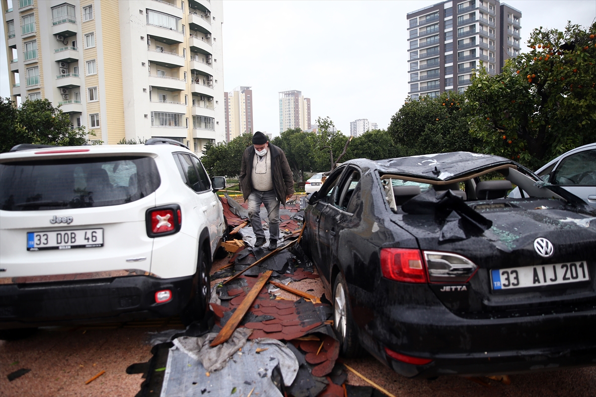 Mersin'de apartmanın uçan çatısı caddedeki araçların üzerine düştü
