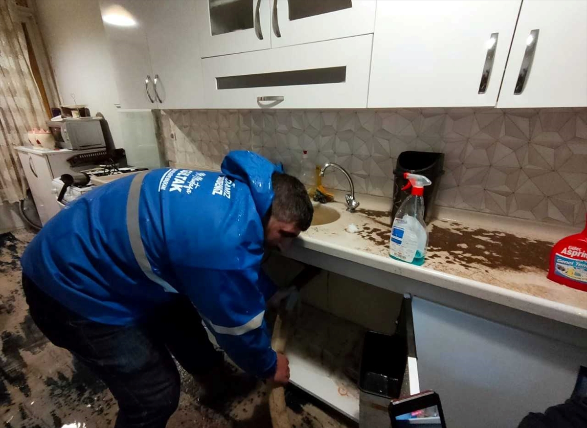 Mersin'de aşırı yağıştan evleri zarar gören iki aile otele yerleştirildi