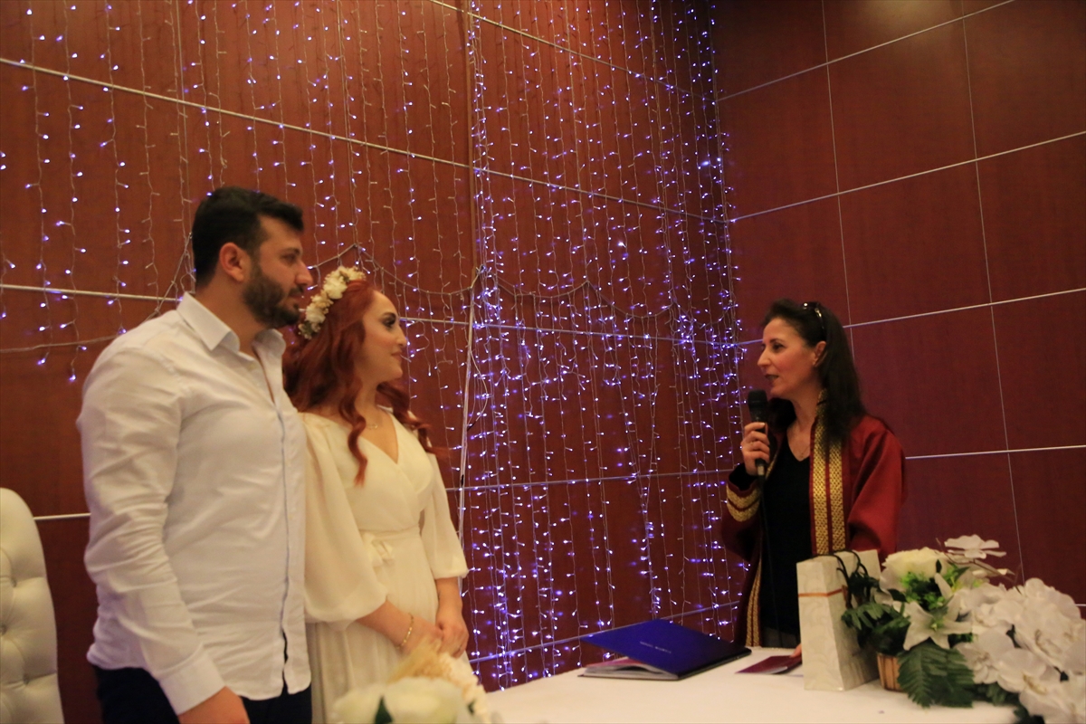 MERSİN (AA) – Mersin'de evlilik yolunda ilk adımlarını atan çiftler,