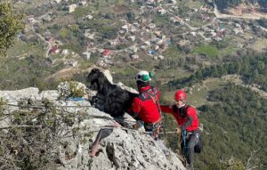 MERSİN (AA) – Mersin'in Erdemli ilçesinde, kayalıklarda mahsur kalan keçi,