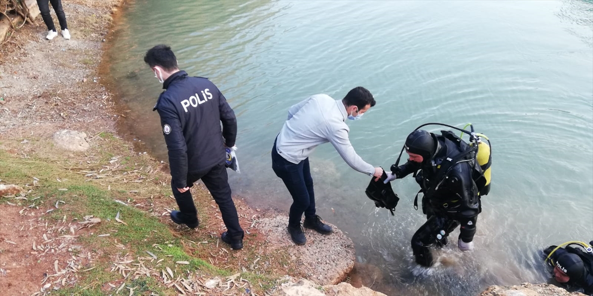 Mersin'de uygulamadan kaçan zanlıların suya attığı silahı dalgıç polisler buldu