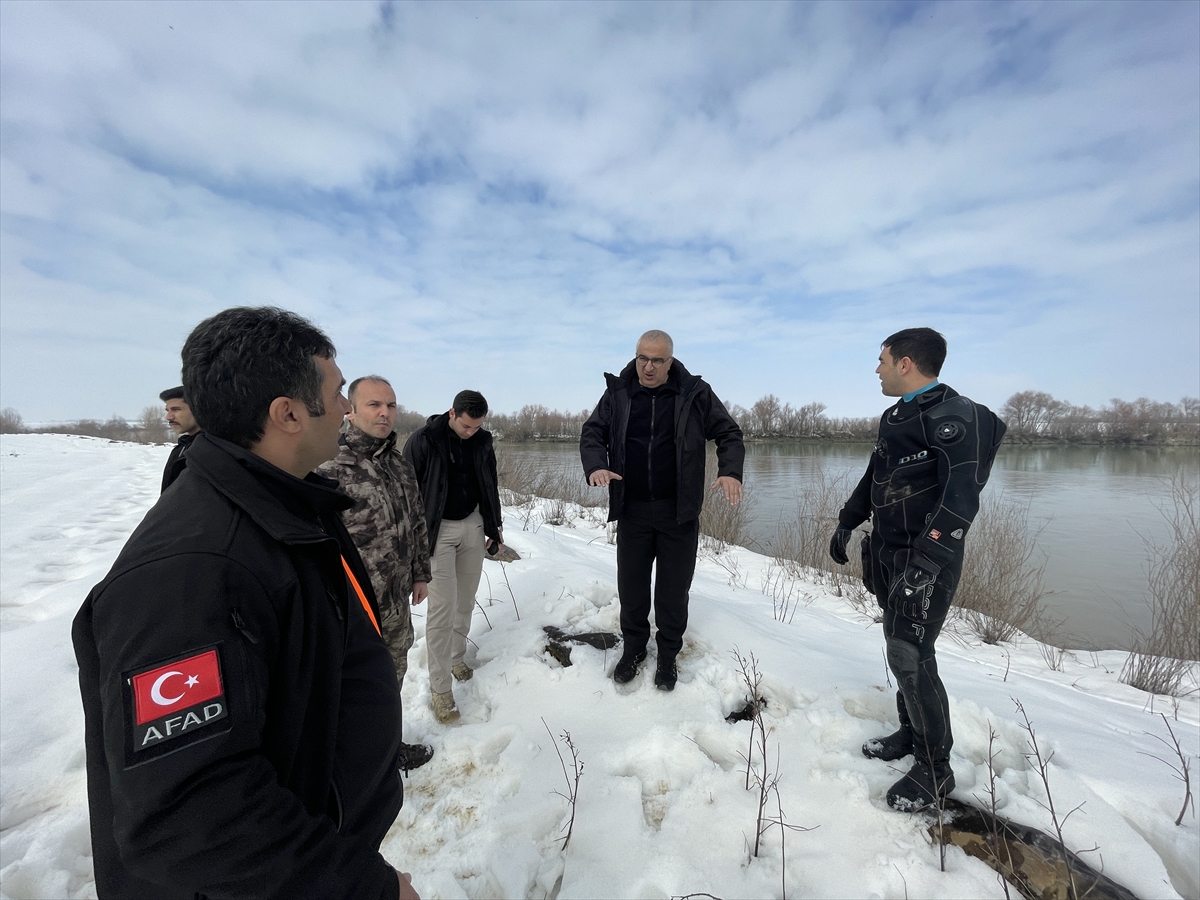 Muş'ta Karasu Nehri'ne düşen lise öğrencisini arama çalışmalarına ara verildi