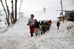 MUŞ (AA) – Muş’ta "Elden Ele Mutluluk" ekibi, köylerde yaşayan