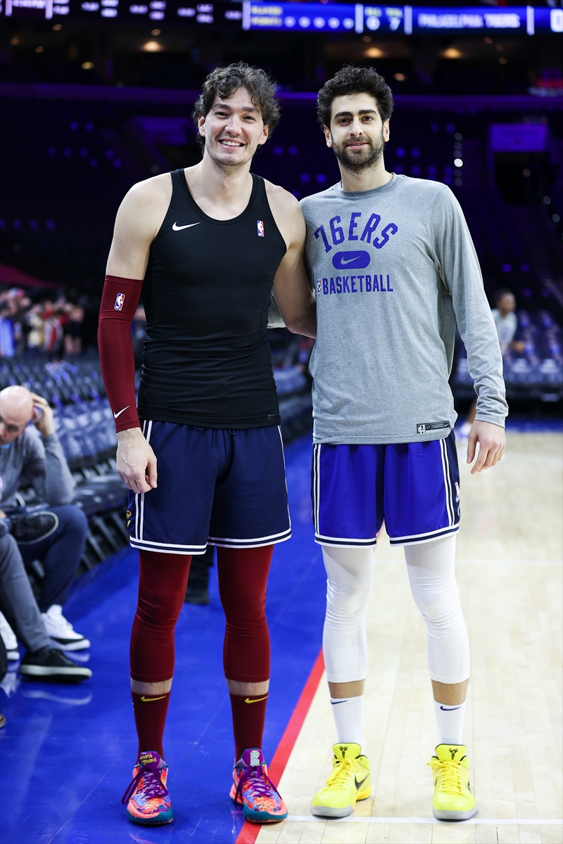 NBA'deki Türk oyuncular Furkan ve Cedi karşılaştıkları maç öncesi dostluk pozu verdi