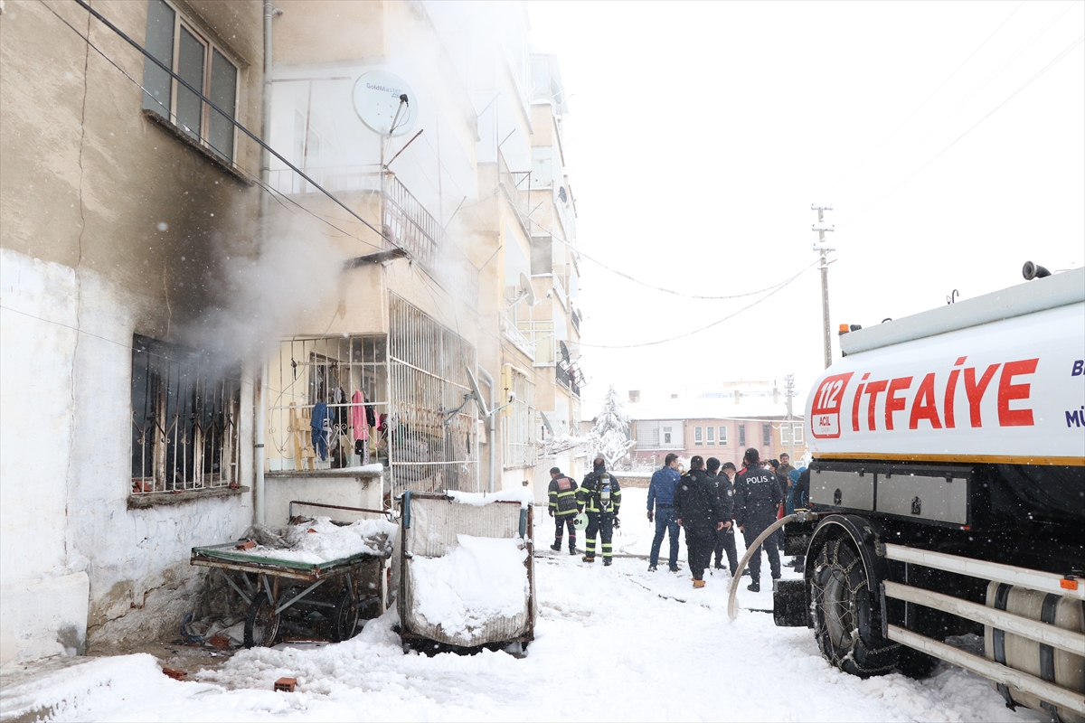 Niğde'de apartmanda çıkan yangında 8 kişi dumandan etkilendi