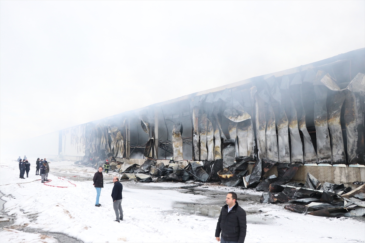 Niğde'de bakır kablo fabrikasında çıkan yangın söndürüldü