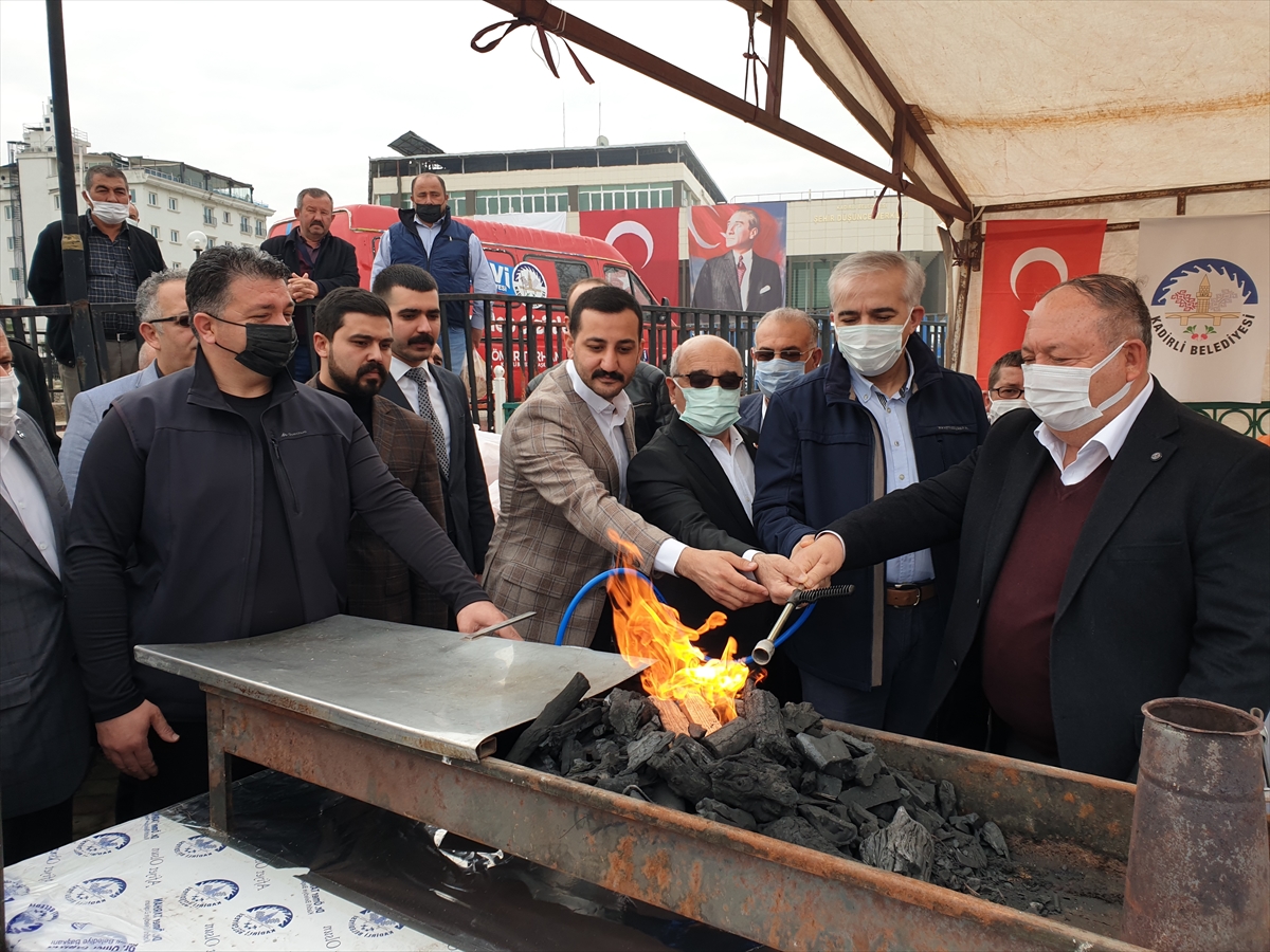 Osmaniye'de düzenlenen festivalde 15 bin sucuk ekmek dağıtıldı