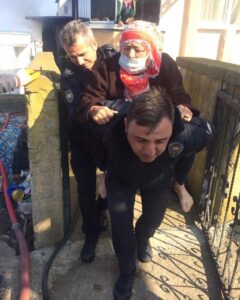 SAMSUN (AA) – Samsun'un Atakum ilçesinde çıkan yangında mahsur kalan