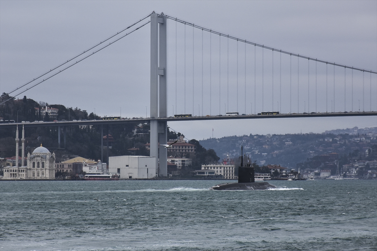 Rus denizaltısı İstanbul Boğazı'ndan geçti