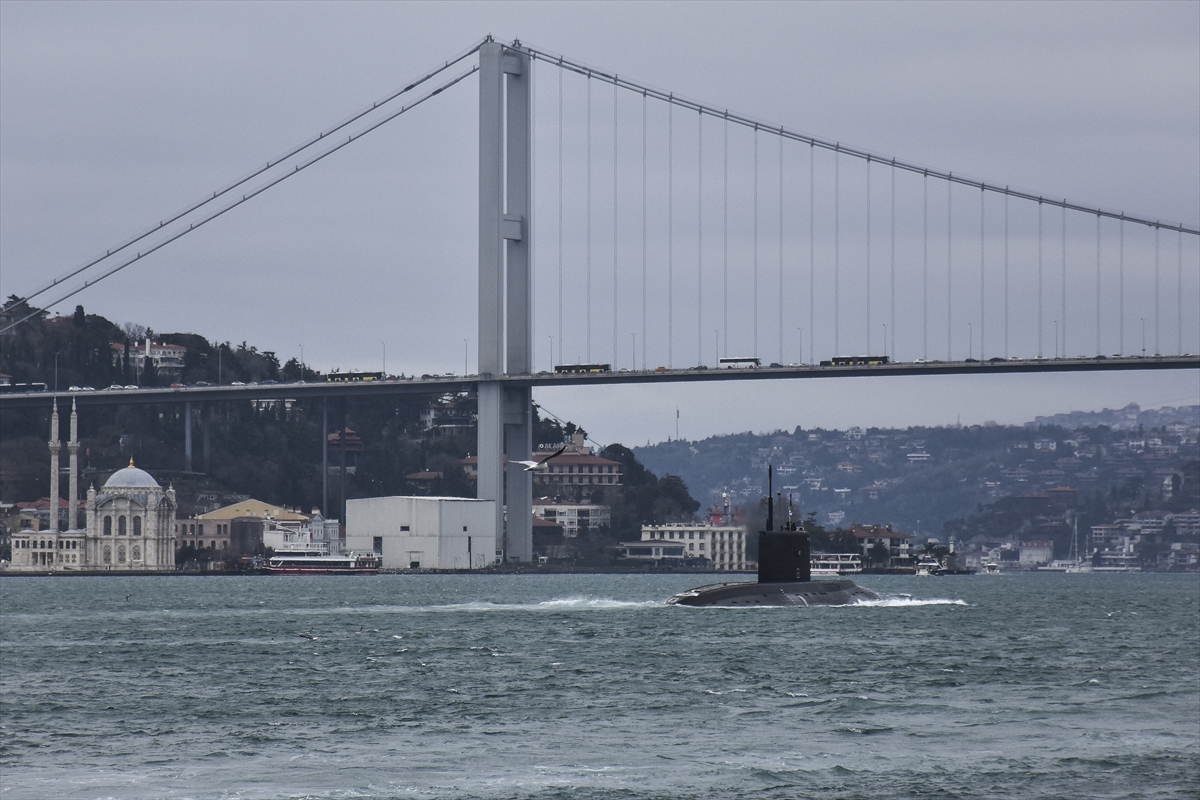 Rus denizaltısı İstanbul Boğazı'ndan geçti