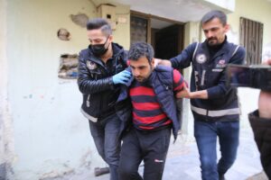 - 200 polisin katılımıyla eş zamanlı düzenlenen operasyonda, bazı adreslerin