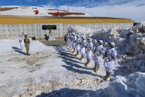 HAKKARİ (AA) – Kar kalınlığının 2 metreyi bulduğu Derecik ilçesinin