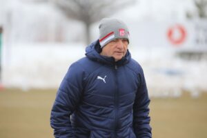 - "Biz taraftarımızdan daha çok destek bekliyoruz, tribünleri doldurmalarını istiyoruz.