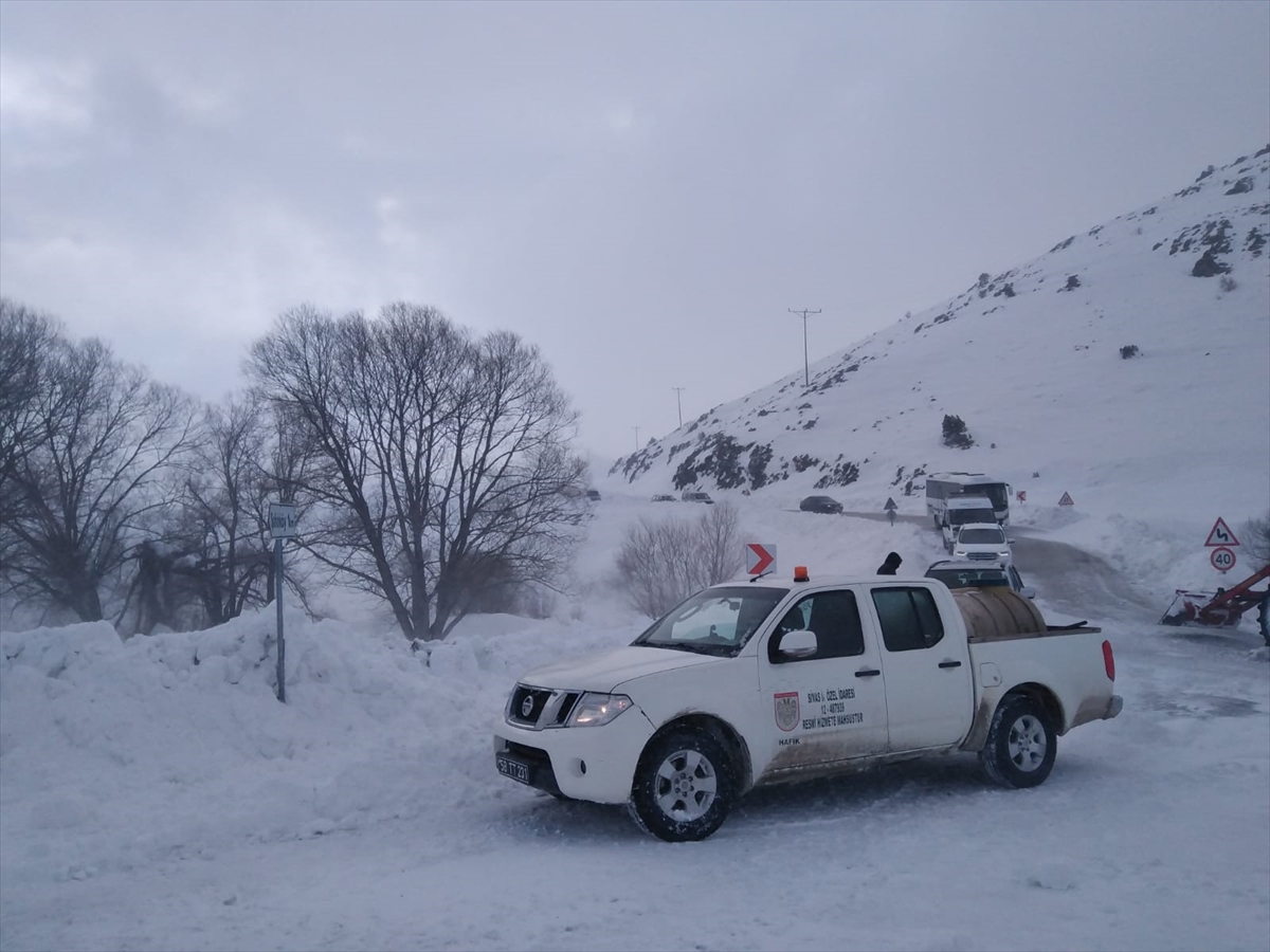 Sivas'ta karla mücadele ekipleri cenazenin defni için köy yolunu ulaşıma açtı