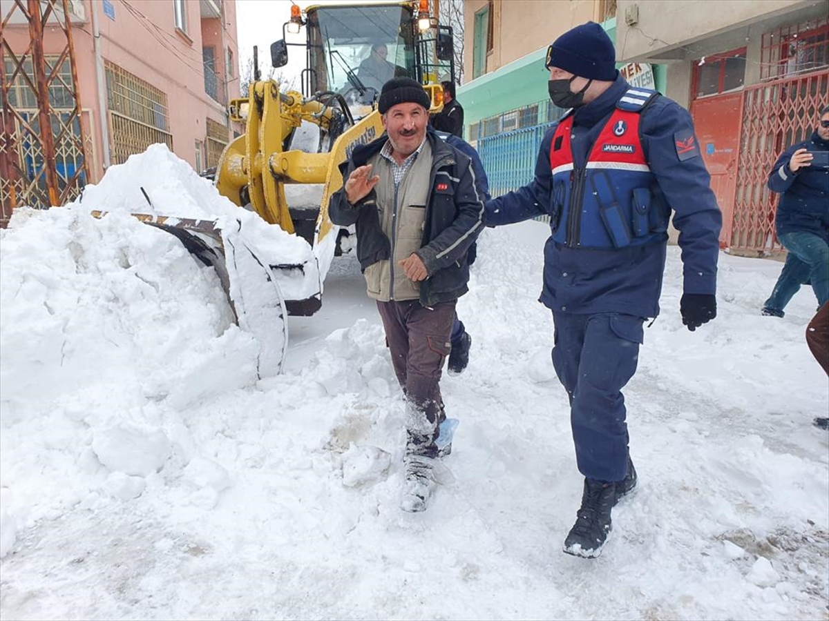 Sivas'ta tipi nedeniyle yolunu kaybedip arazide mahsur kalan besici kurtarıldı