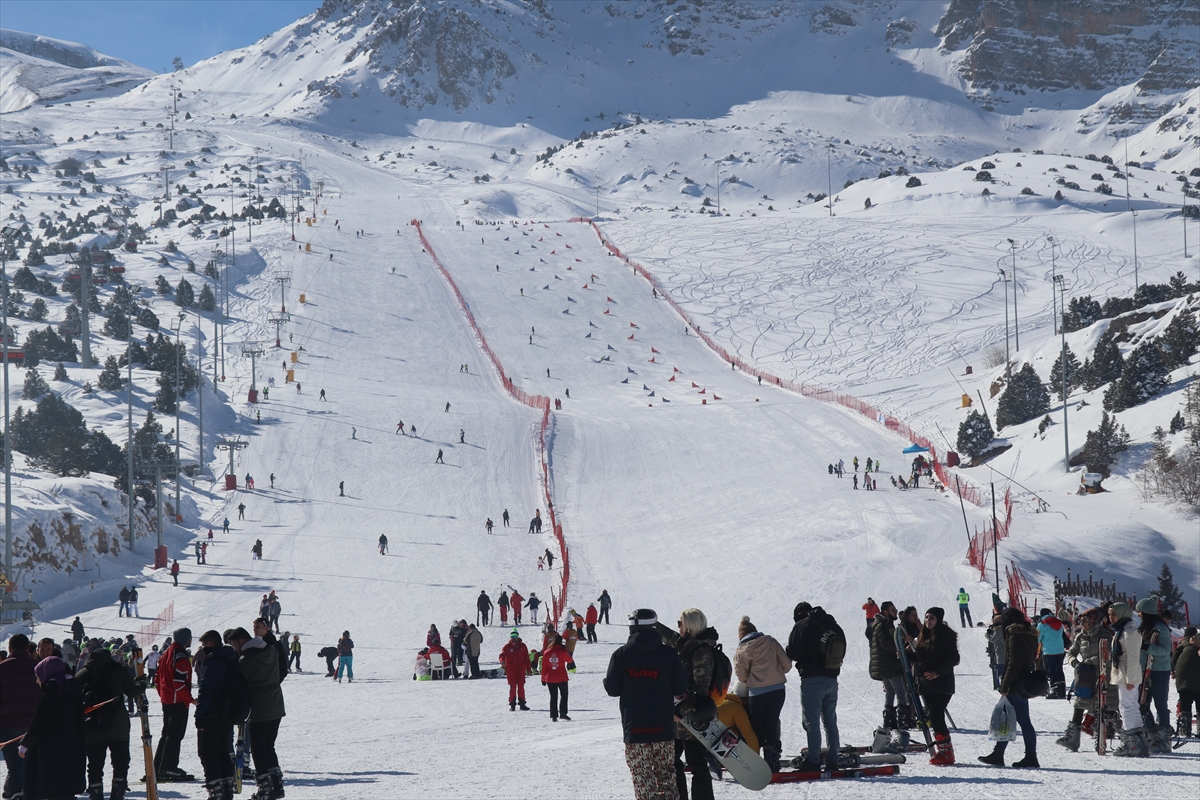 Snowboard Alpine 2. Etap Yarışmaları, Erzincan'da başladı