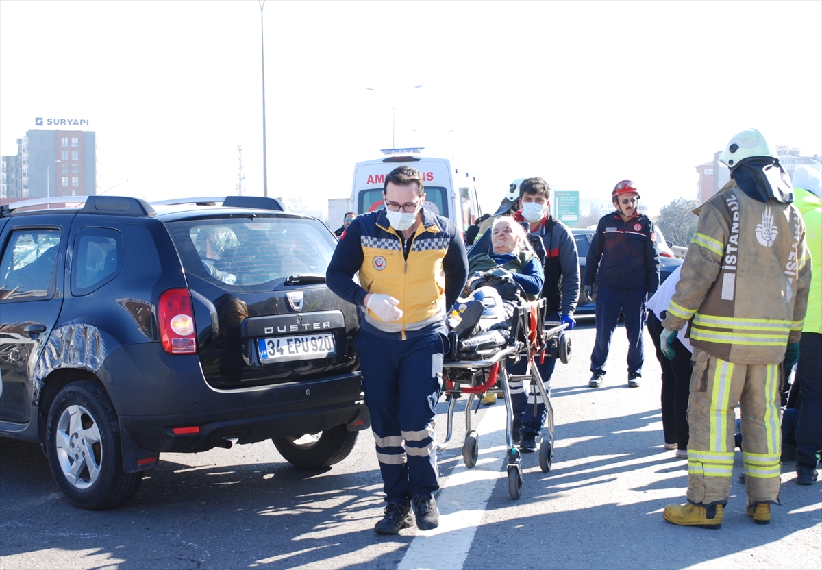 Sultanbeyli'de devrilen otomobildeki iki kişi yaralandı