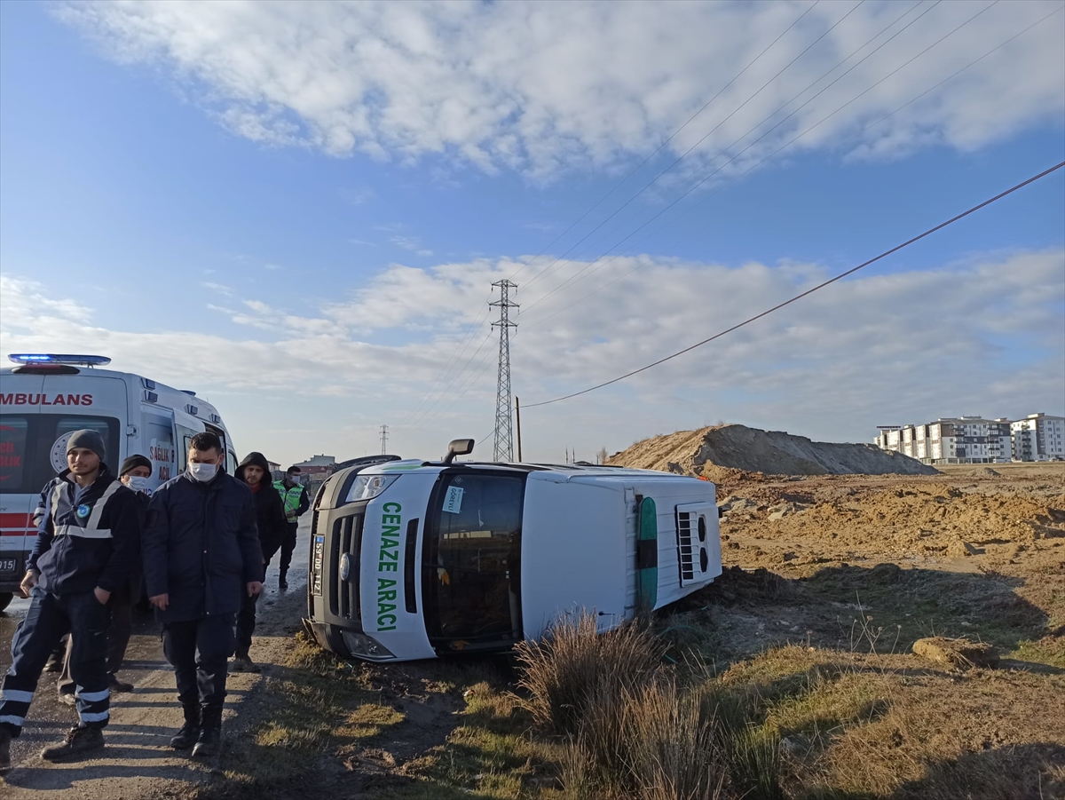 Tekirdağ'da devrilen cenaze aracındaki 2 kişi yaralandı