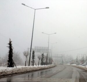 TOKAT (AA) – Tokat'ta sis nedeniyle ulaşımda aksamalar yaşanıyor. Tokat-Turhal