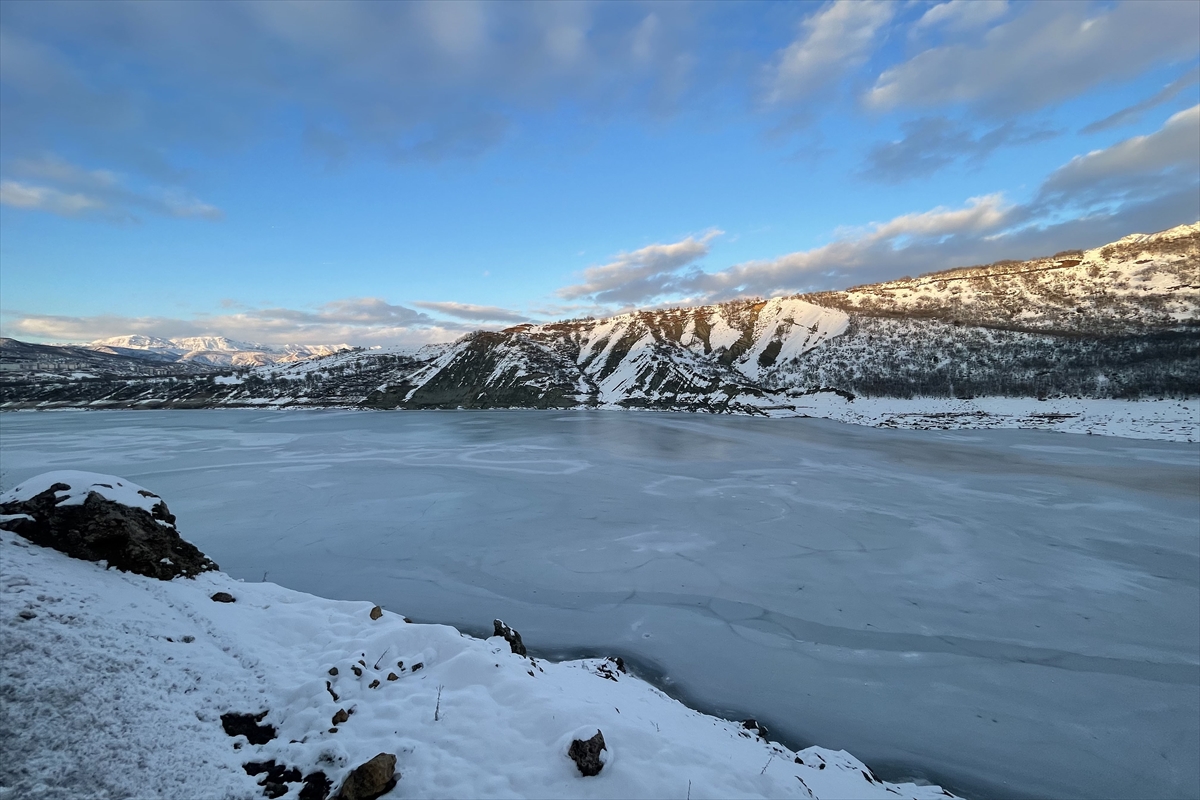 Tunceli'deki Uzunçayır Baraj Gölü soğukların etkisiyle dondu