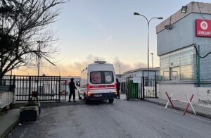 - İtfaiye ekipleri alevlere müdahale ediyor