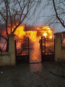 UŞAK (AA) – Uşak'ta ahşap evde çıkan yangın itfaiye ekiplerince