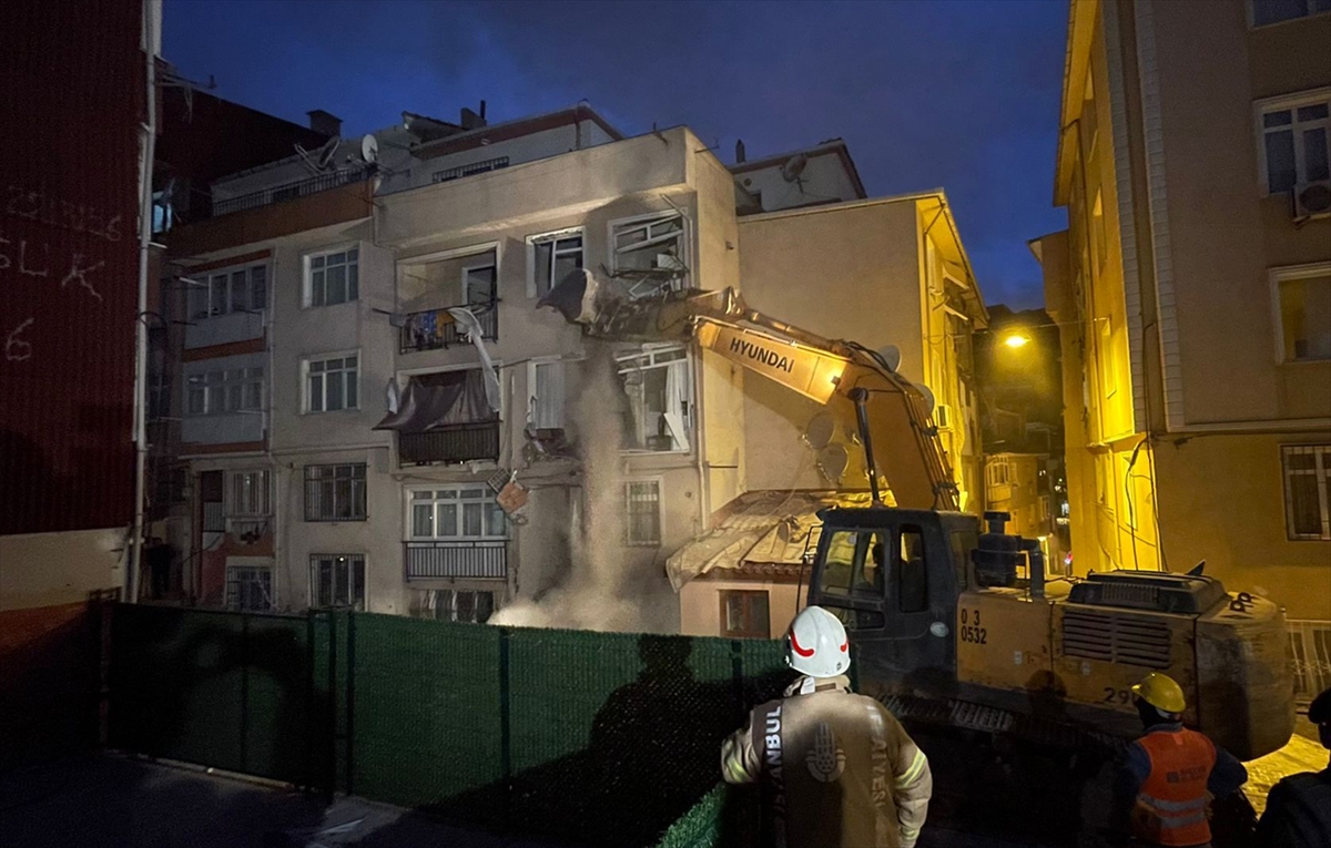 Üsküdar'da patlamanın yaşandığı binada yıkım çalışması başladı