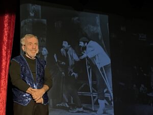 İSTANBUL (AA) – Tiyatro sanatçısı ve yazar Ulvi Alacakaptan, "Oyunculukta