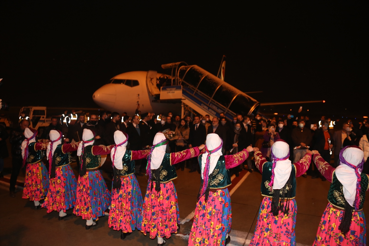 Van'a iniş yapan Tahran uçağındaki yolcular davul zurnayla karşılandı
