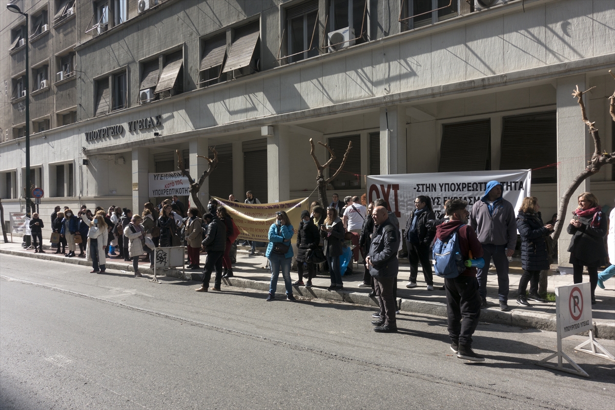 Yunanistan'da sağlık çalışanları, Kovid-19 aşı zorunluluğuna karşı gösteri düzenledi