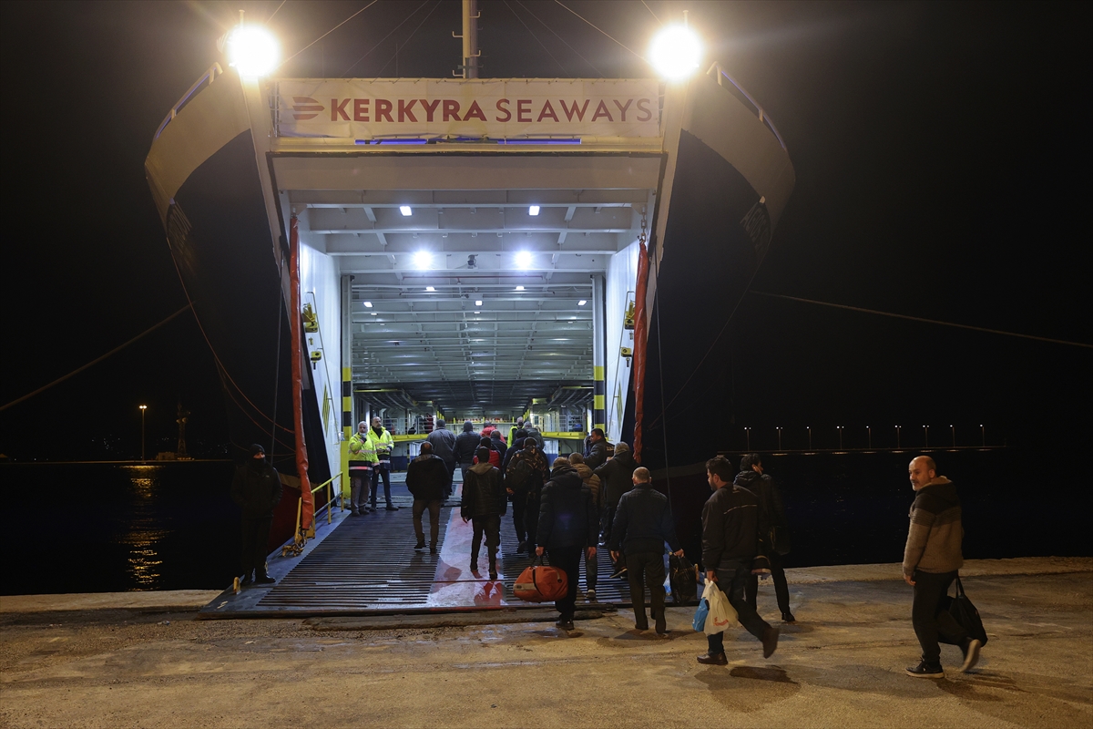 Yunanistan'da yanan feribottan kurtarılan Türk vatandaşları yurda getiriliyor