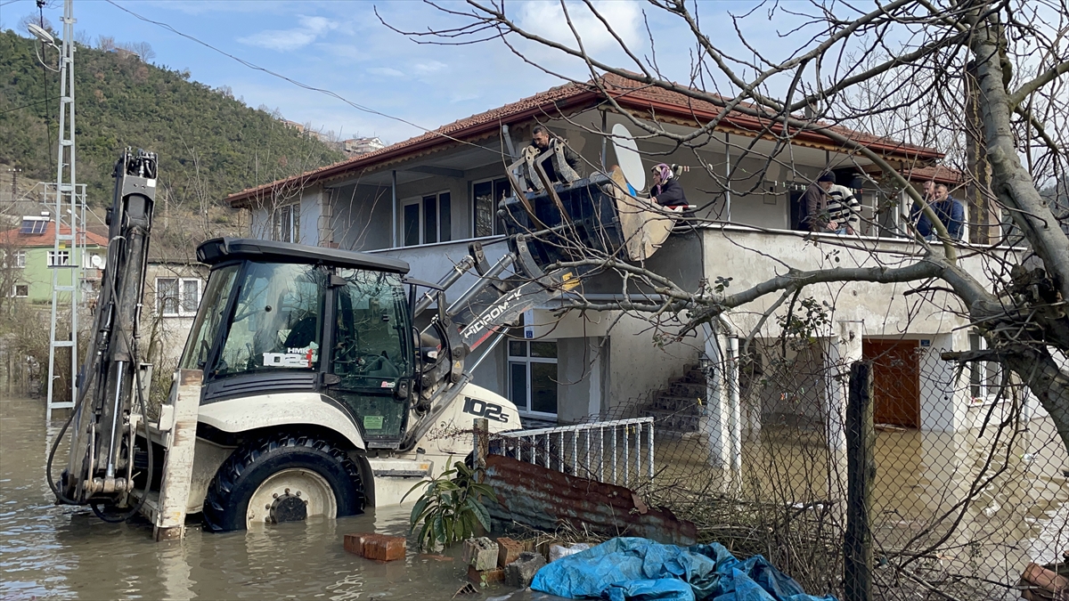 Zonguldak'ta doğal göletin sularının yükselmesi nedeniyle 4 daire boşaltıldı
