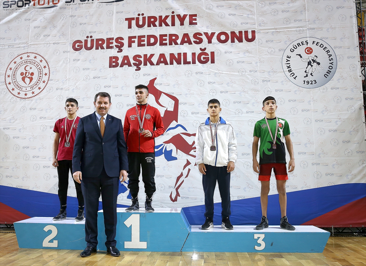 17 Yaş Altı Serbest Erkekler Türkiye Güreş Şampiyonası Sivas'ta başladı