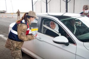 DİYARBAKIR (AA) – Diyarbakır'da kadın jandarma ekipleri, yolculuk yapan kadınların