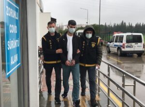 ADANA (AA) – Adana'nın merkez Seyhan ilçesinde kadının boynundaki altın