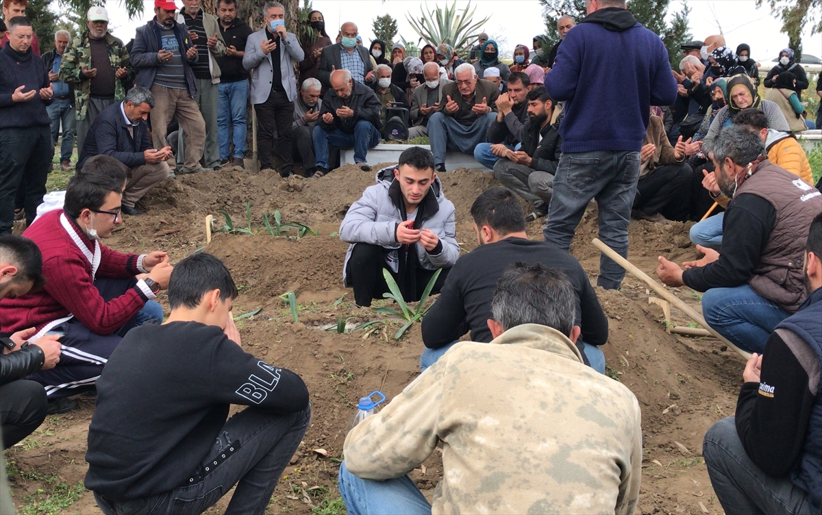 Adana'da kazada hayatını kaybeden iki kardeşin cenazesi defnedildi