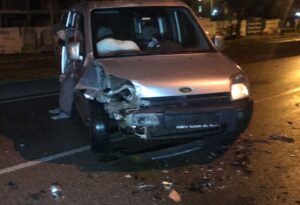 ADANA (AA) – Adana'da hırsızlık şüphelileri, "dur" ikazında bulunan polisten