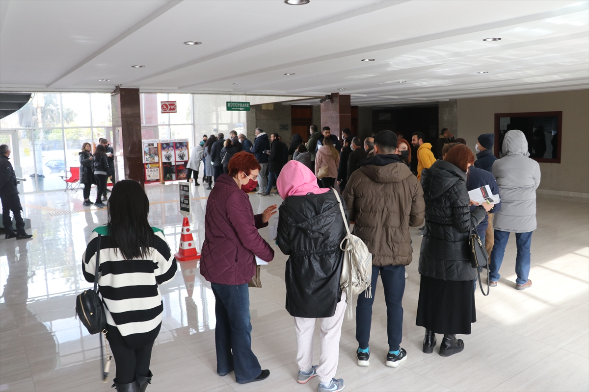 Adana'da tiyatro festivali bileti için bir gün önceden sıraya girdiler