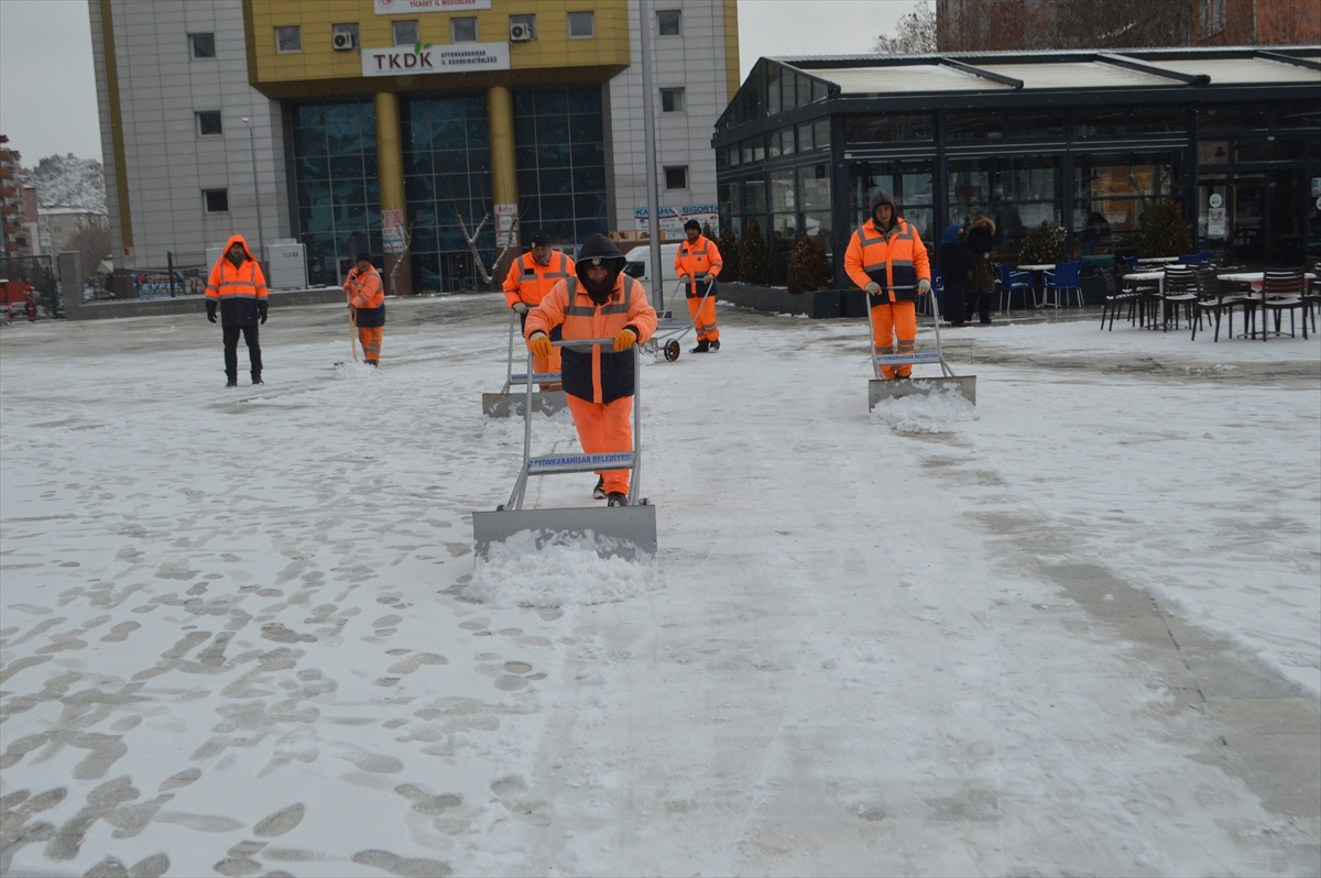 Afyonkarahisar'da kar yağışı etkili oluyor