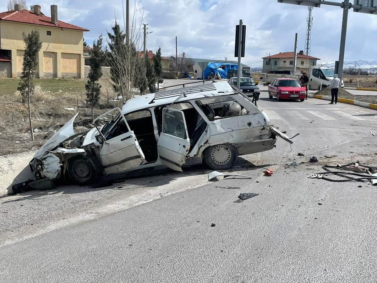 Afyonkarahisar'da tır ile otomobilin çarpışması sonucu 4 kişi yaralandı