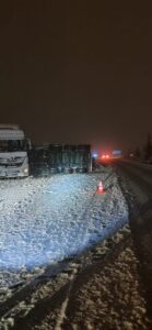 - Trafik ekipleri tır geçişlerine izin vermiyor