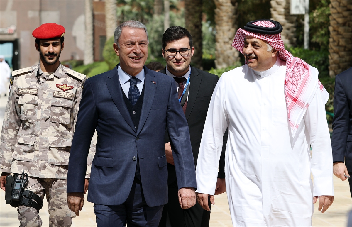 Akar, Katar Başbakan Yardımcısı ve Savunma Bakanı Al-Attiyah ile görüştü