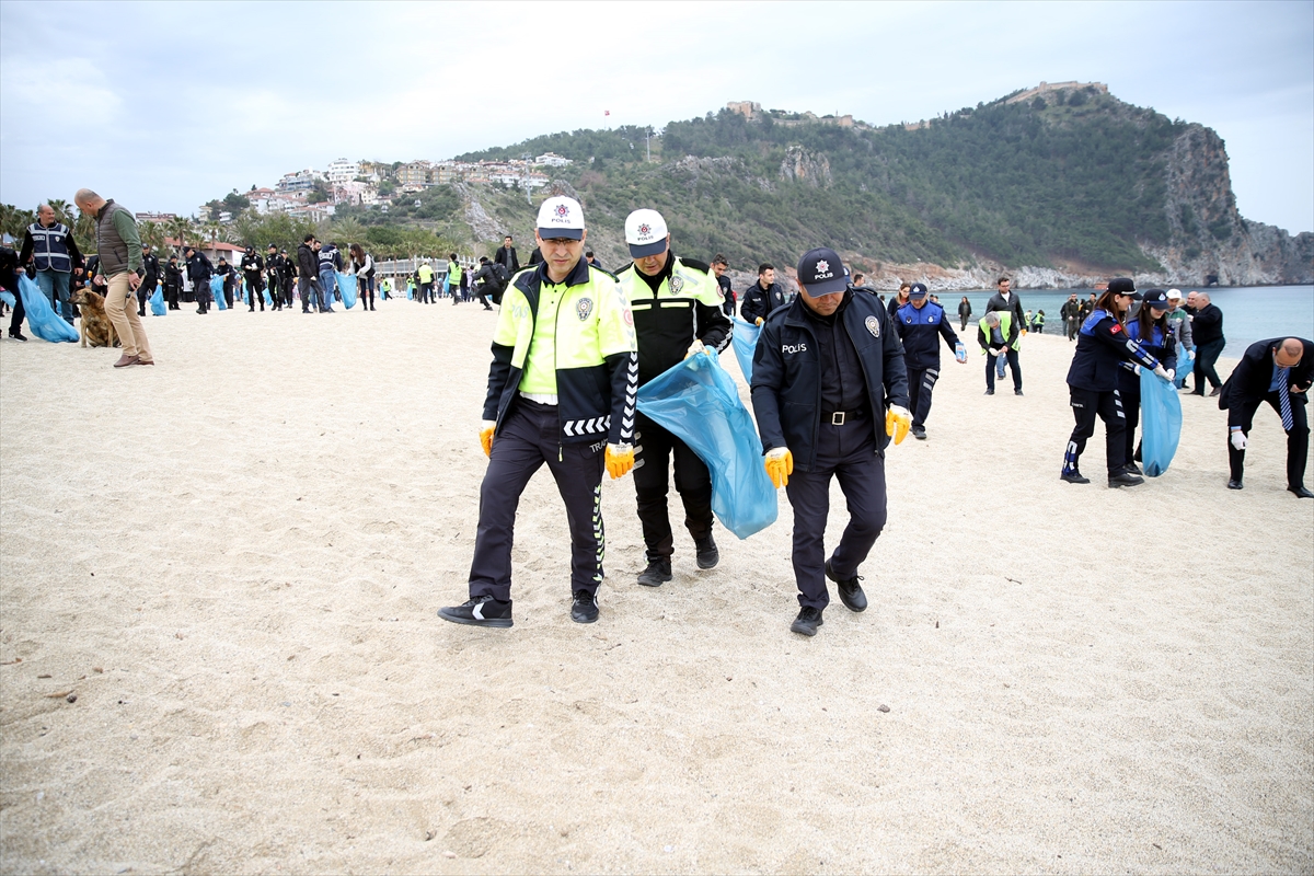 Alanya sahilinde polis ve öğrenciler temizlik yaptı