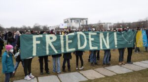 BERLİN (AA) – Almanya’nın çeşitli kentlerinde öğrenciler savaş karşıtı gösteri