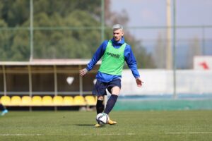 İZMİR (AA) – Spor Toto 1. Lig ekiplerinden Altınordu'da futbolcular,