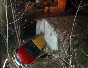 AMASYA (AA) – Amasya'da kontrolden çıkan otomobil, evin çatısına düştü,